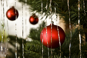 Weihnachtsfeier ganz traditionell Weihnachtsbaum mit Kugeln